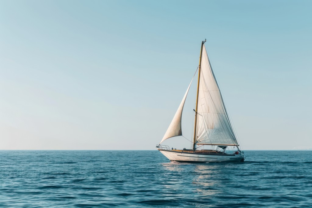 Voilier toute voile dehors navigant sur la mer vers la gauche